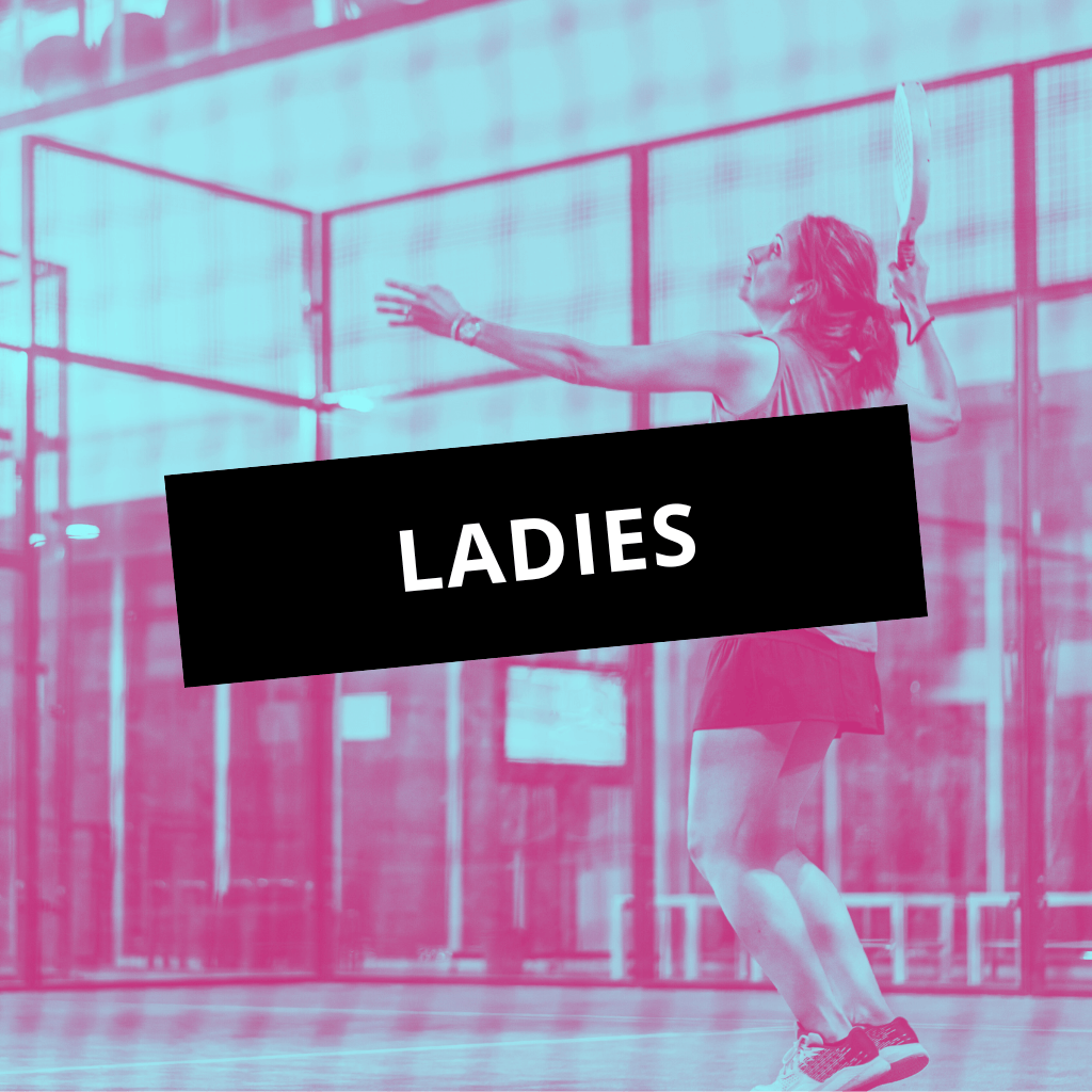 Une joueuse de padel en action sur le court, énergie et convivialité à Saint-Etienne