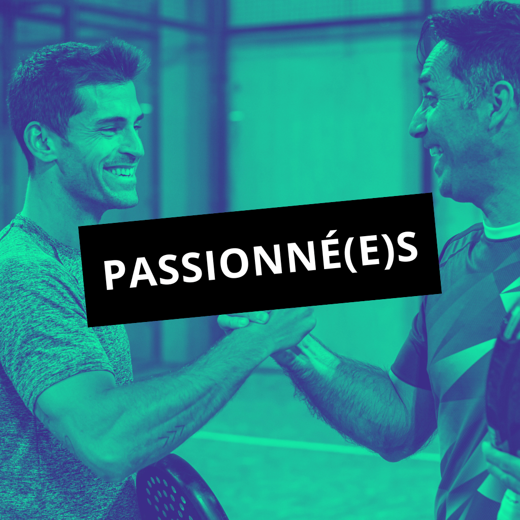 Un match de padel en double masculin, deux équipes s’affrontent sur le court à Saint-Etienne